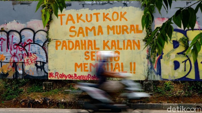 Kala Jokowi Sentil Aparat Soal Mural Presiden Joko Widodo (Jokowi) heran banyak mural tentang kritik ke pemerintah di sejumlah daerah dihapus. Jokowi menyebut mural itu sebenarnya urusan kecil.