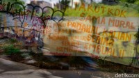 Pernyataan itu disampaikan Jokowi saat memberikan pengarahan kepada Kasatwil tahun 2021 seperti dalam video yang dilihat di akun YouTube Sekretariat Presiden, Jumat (3/12). Jokowi menyinggung soal mural saat mewanti-wanti soal indeks kebebasan berpendapat yang turun.