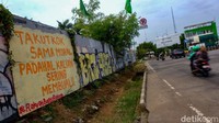Jokowi mencontohkan saat dirinya datang ke sebuah daerah, mural kritik ke pemerintah dihapus. Jokowi menegaskan tak takut pada mural.