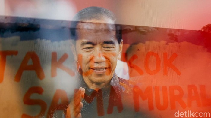 Kala Jokowi Sentil Aparat Soal Mural Presiden Joko Widodo (Jokowi) heran banyak mural tentang kritik ke pemerintah di sejumlah daerah dihapus. Jokowi menyebut mural itu sebenarnya urusan kecil.