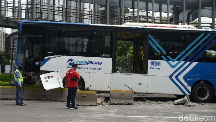 Kecelakaan TransJakarta Hari Ini, Tabrak Separator-Beton Pecah