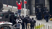 Menurut seorang pejabat PBB yang enggan disebut namanya, pria yang menenteng shotgun itu mengancam akan bunuh diri di depan gerbang utama salah satu gedung di kompleks markas PBB. Kepolisian setempat menyebut pria itu sempat beberapa kali mengarahkan ujung senjata ke bagian dagunya.