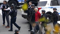 Kepala operasi khusus pada Kepolisian New York atau NYPD, Harry Wedin, menyebut bahwa shotgun yang dibawa pria itu diketahui berisi peluru. Pria itu juga membawa sebuah tas dan memberikan sejumlah dokumen kepada polisi, termasuk dokumen medis, yang disebutnya ingin diserahkan kepada PBB.