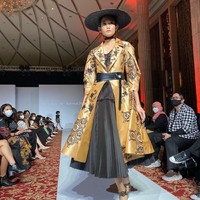 Gunakan aksesori sederhana seperti anting kecil, jam tangan elegan, sabuk atau clutch polos agar motif wastra tetap dominan. Seperti ditampilkan di koleksi desainer Denny Wirawan. (Foto: Dok. JFW 2026)