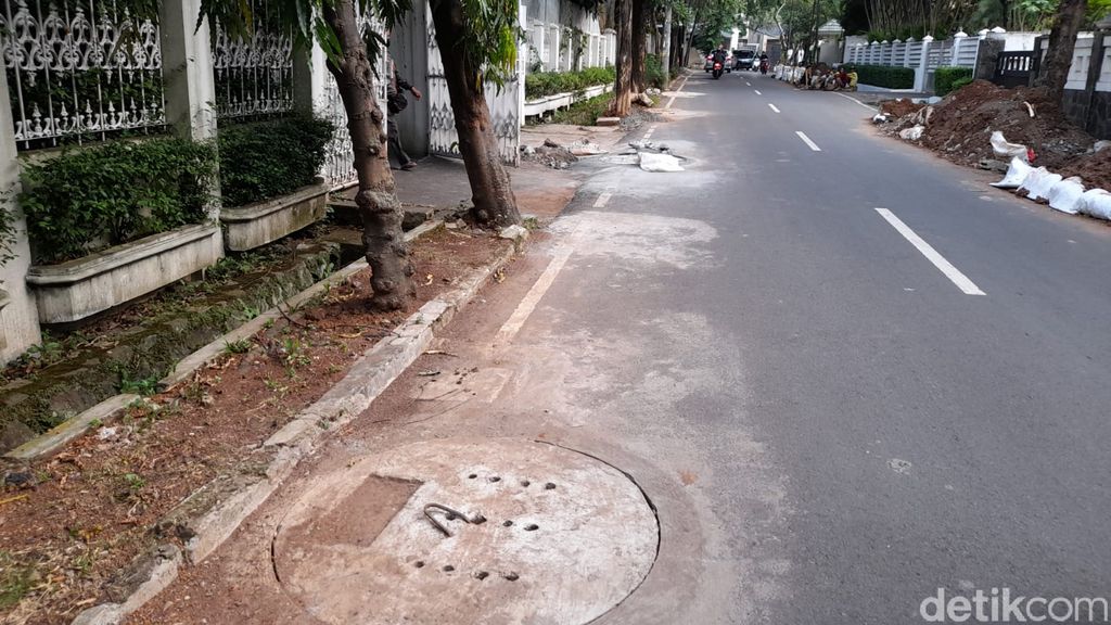 Kondisi sumur resapan di  Jl Intan dan jalan yang sempat dicuitkan oleh komika Soleh Solihun pada 26 November, begini kondisi pada 3 Desember 2021. (Marteen Ronaldo Pakpahan/detikcom)