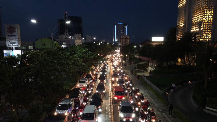 Lalu lintas di Jl Margonda Raya, Jumat (3/12/2021) malam menjelang ganjil genap