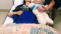 Setelah dirinya terbaring lemah di rumah sakit, sang kekasih masih terlihat sering mengunjunginya. Namun menurut Laura itu semua hanya pencitraan. Karena, Gaga disebut-sebut sering membohongi bahkan menipunya. Foto: Instagram @edlnlaura