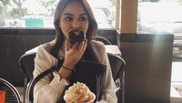 Laura juga suka mengunggah fotonya saat sedang menikmati makanan. Seperti momennya yang sedang menikmati donat dan es kopi yang creamy. Foto: Instagram @edlnlaura