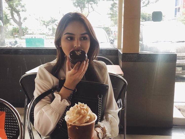 Selebgram Laura Anna Punya Momen Keren Saat Nikmati Es Kopi