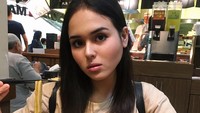 Di sebuah restoran udon, Laura tampak memesan seporsi udon yang creamy. Ia menambahkan banyak remahan tepung tempura yang gurih renyah. Foto: Instagram @edlnlaura
