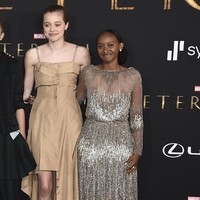 Shiloh Jolie-Pitt (kiri) mengenakan gaun khaki lungsuran ibunya, Angelina Jolie, saat tampil di pemutaran perdana film ‘Eternals’ pada November 2021. Foto: Jordan Strauss/Invision/AP/Jordan Strauss