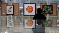 Pengunjung tengah menikmati karya seni yang merupakan rangkaian dari Jakarta Biennale 2021 di Taman Menteng, Jakarta, Jumat (3/12/2021).