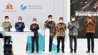 Menteri Koordinator Bidang Perekonomian Airlangga Hartarto didampingi oleh Menteri Investasi Republik Indonesia Bahlil Lahadalia, Wakil Bupati Karawang Aep Syaepuloh, Direktur Jenderal Bea dan Cukai Kementerian Keuangan RI Askolani, Plt Direktur Jenderal Industri Agro Kementerian Perindustrian RI Putu Juli Ardika, Ketua Umum Kamar Dagang dan Industri Indonesia Arsjad Rasjid, bersama dengan Presiden Direktur Sampoerna Mindaugas Trumpaitis saat peresmian realisasi investasi produk inovatif berorientasi ekspor PT HM Sampoerna Tbk. di Karawang, Jawa Barat.