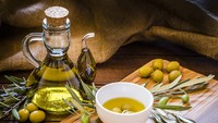Kalau mau lebih sehat, ganti minyak ke minyak zaitun. Jenis minyak nabati ini tinggi antioksidan dan lemak sehat berupa lemak tak jenuh tunggal. Konsumsinya dikatikan dengan tekanan darah dan risiko penyakit jantung yang lebih rendahFoto: Getty Images/carlosgaw