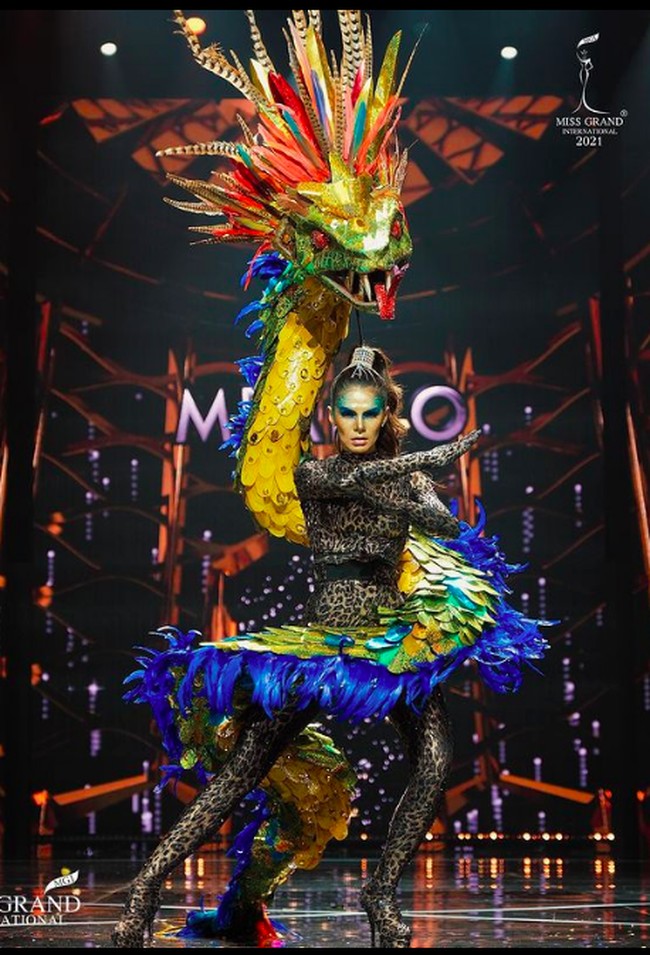 Miss Grand Mexicp Mariana Macias tampil heboh dengan kostum yang bertema jaguar. Foto: dok. Instagram