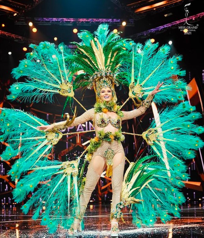 Miss Grand Spain 2021 Alba Dunkerbeck juga masuk ke dalam Top 10 nasional kostum terbaik Foto: dok. Instagram
