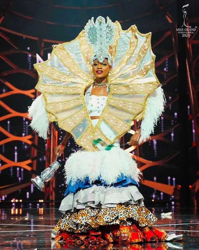Miss Grand Nigeria 2021 juga masuk ke Top 10 nasional kostum di Miss Grand International 2021. Patience Chenema Christopher mengenakan kostum bernaa Wa Zo Bia yang artinya memberi penghormatan kepada 3 kelompok etnis besar di Nigeria, Yoruba, Hausa dan Igbo, termasuk suku lainnya. Foto: dok. Instagram