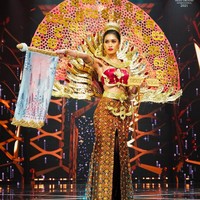 Miss Grand Cambodia Sothida Pokimtheng juga masuk ke dalam Top 10 best national costume. Ia tampil heboh dengan aksen kipas di bagian belakangnya. Foto: Miss Grand International 2021