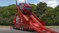 Mitsubishi Xpander diajak naik ke tanjakan yang curam. Foto: Dok. Mitsubishi