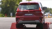 Rintangan pertama, Masuoka mengajak Xpander melewati gundukan setinggi 1 meter. Dengan approach angle yang cukup di bawah bumper depan dan ground clearance di bawah bodi mobil serta departure angle di bawah bumper belakang yang cukup tinggi, Xpander terbaru ini dengan mulus melewati gundukan 1 meter. Foto: Dok. Mitsubishi