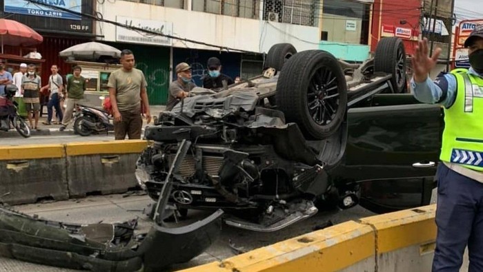 Mobil dinas TNI terguling di buway di Jatinegara, Jaktim, Jumat (3/12/2021). Foto: Instagram @dkiinfo