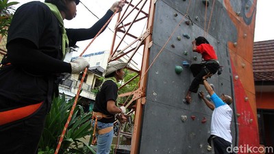 Semangat Para Difabel Belajar Panjat Dinding