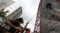 Seorang peserta hampir mencapai puncak.