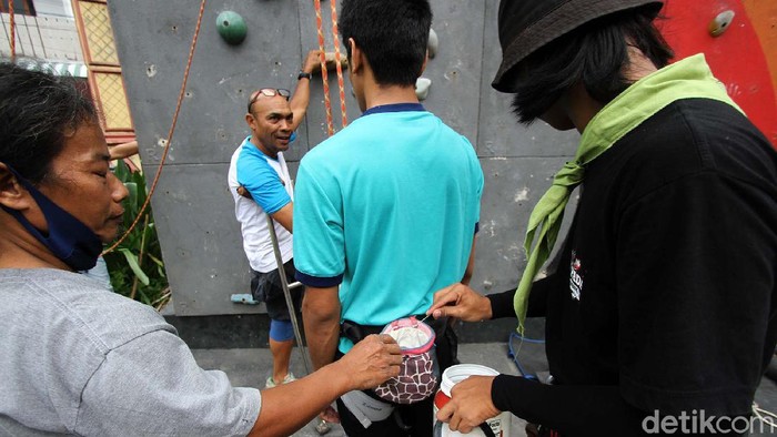 Momen Para Difabel Belajar Panjat Tebing Para penyandang disabilitas belajar olah raga panjat dinding di Kampus Unisri, Solo, Jawa Tengah, Jumat (3/12). Kegiatan dalam rangka memperingati Hari Disabilitas Internasional.