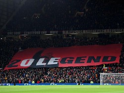 Laga MU vs Arsenal di Old Trafford juga menghadirkan momen tribute dari suporter buat Ole Gunnar Solskjaer. (Foto: Getty Images/Shaun Botterill)