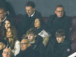 Ia&nbsp;hadir langsung di Old Trafford saat MU menjamu Arsenal.&nbsp;(Foto: AP/Dave Thompson)