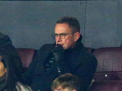 Ralf Rangnick tampak serius memerhatikan permainan MU vs Arsenal. (Foto: Getty Images/Alex Livesey)