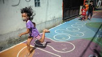 Sejumlah anak bermain permainan tradisional yang dilukis di Gang Sayuran 2, Jalan Gempolsari, Bandung, Jawa Barat, Kamsi (2/12/2021).
