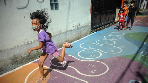 Sejumlah anak bermain permainan tradisional yang dilukis di Gang Sayuran 2, Jalan Gempolsari, Bandung, Jawa Barat, Kamis (2/12/2021). Karangtaruna 02 Gempolsari berinisiatif melukis Gang Sayuran 2 dengan permainan tradisional yang memuat unsur huruf dan angka braille guna mewujudkan lingkungan yang lebih edukatif. ANTARA FOTO/Raisan Al Farisi/foc.