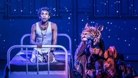 Malam perdana pertunjukan musikal Life of Pi digelar di Teater Wyndham, West End, London, Inggris, pada 2 Desember 2021.  Foto: Life of Pi/ West End