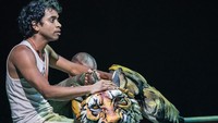 Panggung musikal Life of Pi diangkat dari novel terlaris karya Yann Martel yang mengisahkan tentang Pi Patel anak pemilik kebun binatang.  Foto: Life of Pi/ West End