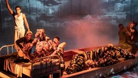 Ketika Pi berusia 16 tahun, ayahnya menyampaikan bahwa mereka harus pindah ke Kanada dan membawa hewan-hewan tersebut. Tapi badai menerjang dan membuat Pi berada di atas kapal sekoci bersama Richard Parker, zebra, dan orang utan yang cerdas. Foto: Life of Pi/ West End