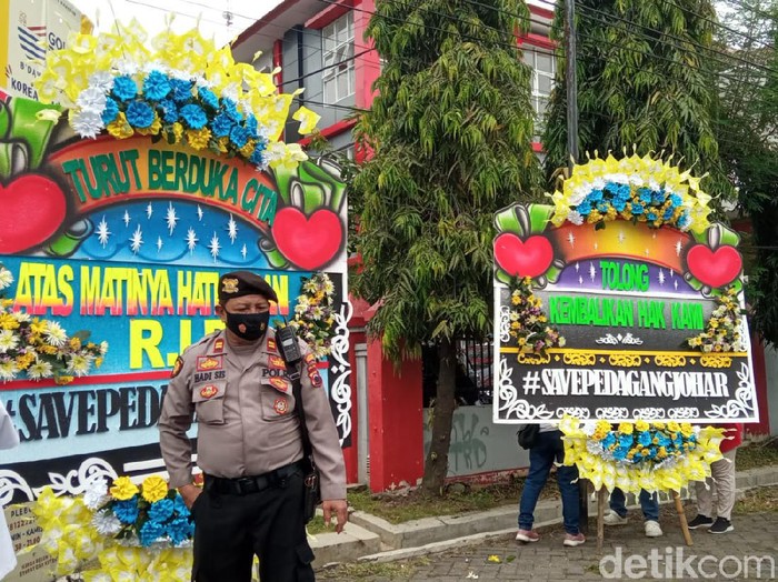 Pedagang Pasar Johar kirim karangan bungan ke Dinas Perdagangan Kota Semarang, Jumat (3/12/2021).