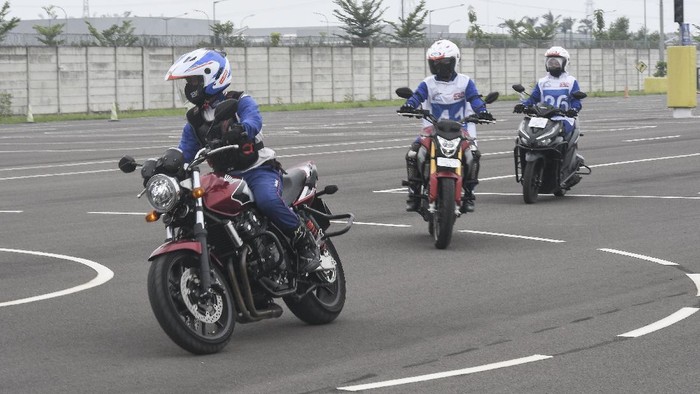 PELATIHAN AMAN BERKENDARA RODA DUA Instruktur safety riding (kiri) memberikan pelatihan aman berlalu lintas menggunakan sepeda motor kepada pelajar SMK di pusat pelatihan berkendara Astra Honda Motor Safety Riding and Training Center (AHMSRTC) di Cikarang, Kabupaten Bekasi, Jawa Barat, Jumat (3/12/2021). PT Astra International Tbk melalui Yayasan Pendidikan Astra-Michael D.Ruslim (YPA-MDR) menggelar pelatihan aman berlalu lintas kendaraan roda dua kepada 50 siswa-siswi binaan dan edukasi penggunaan kendaraan secara bijak. ANTARA FOTO/ Fakhri Hermansyah/tom.