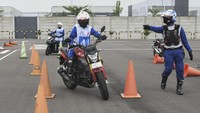 Instruktur safety riding memberikan pelatihan aman berlalu lintas menggunakan sepeda motor kepada pelajar SMK di pusat pelatihan berkendara Astra Honda Motor Safety Riding and Training Center (AHMSRTC) di Cikarang, Kabupaten Bekasi, Jawa Barat, Jumat (3/12/2021).