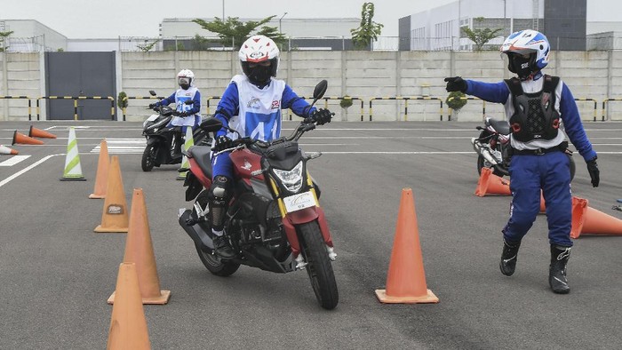 PELATIHAN AMAN BERKENDARA RODA DUA Instruktur safety riding (kiri) memberikan pelatihan aman berlalu lintas menggunakan sepeda motor kepada pelajar SMK di pusat pelatihan berkendara Astra Honda Motor Safety Riding and Training Center (AHMSRTC) di Cikarang, Kabupaten Bekasi, Jawa Barat, Jumat (3/12/2021). PT Astra International Tbk melalui Yayasan Pendidikan Astra-Michael D.Ruslim (YPA-MDR) menggelar pelatihan aman berlalu lintas kendaraan roda dua kepada 50 siswa-siswi binaan dan edukasi penggunaan kendaraan secara bijak. ANTARA FOTO/ Fakhri Hermansyah/tom.