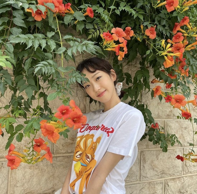 Han Ji Hyun dikenal sebagai pemeran Joo Seok Kyung, kembaran Kim Young Dae. Belakangan dirinya menjalani pemotretan bersama Calvin Klein Jeans. Han Ji Hyun juga membintangi drama Korea terbaru Cheer Up bersama Bae In Hyuk yang dijadwalkan tayang di SBS pada 2022. Foto: dok Instagram @hanjiji54