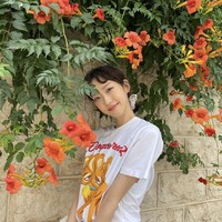 Han Ji Hyun dikenal sebagai pemeran Joo Seok Kyung, kembaran Kim Young Dae. Belakangan dirinya menjalani pemotretan bersama Calvin Klein Jeans. Han Ji Hyun juga membintangi drama Korea terbaru Cheer Up bersama Bae In Hyuk yang dijadwalkan tayang di SBS pada 2022. Foto: dok Instagram @hanjiji54