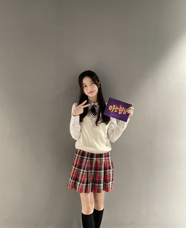 Kim Hyun Soo pun identik dengan karakternya sebagai Bae Ro Na dalam drama Korea The Penthouse 3. Tahun ini Kim Hyun Soo membintangi film horror Whispering Corridors 6: The Humming bersama Kim Seo Hyung. Foto: dok Instagram @hyeon0_0soo