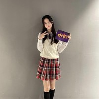 Kim Hyun Soo pun identik dengan karakternya sebagai Bae Ro Na dalam drama Korea The Penthouse 3. Tahun ini Kim Hyun Soo membintangi film horror Whispering Corridors 6: The Humming bersama Kim Seo Hyung. Foto: dok Instagram @hyeon0_0soo