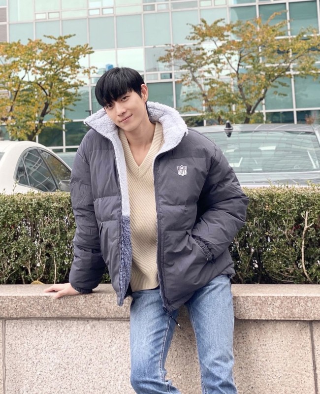 Kim Young Dae meraih popularitas setelah membintangi The Penthouse. Ia dipasangkan dengan Lee Sung Kyung dalam drama Korea Shooting Star yang dijadwalkan tayang pada 2022 di tvN. Sang aktor pun digaet menjadi model brand fashion MNFL. Foto: dok Instagram @youngdae0302