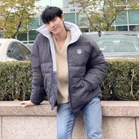 Kim Young Dae meraih popularitas setelah membintangi The Penthouse. Ia dipasangkan dengan Lee Sung Kyung dalam drama Korea Shooting Star yang dijadwalkan tayang pada 2022 di tvN. Sang aktor pun digaet menjadi model brand fashion MNFL. Foto: dok Instagram @youngdae0302