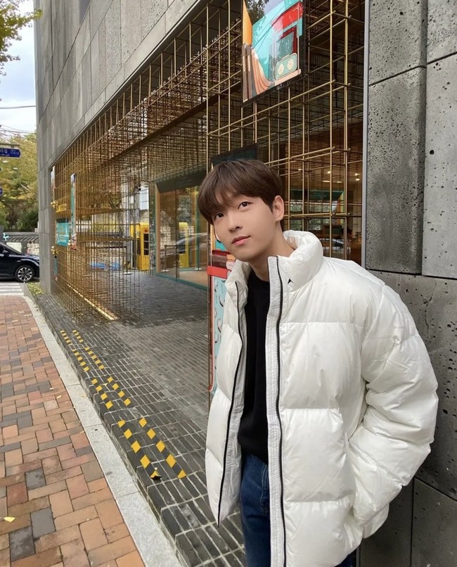 Dalam drama Korea The Penthouse 3, Lee Tae Vin dikisahkan sebagai putra politisi yang dimanja orang tuanya. Terbaru dirinya membintangi web drama Delivery bersama Miyeon (G)I-DLE, yang tayang di kanal YouTube Space Delivery. Foto: dok Instagram @taevin.lee