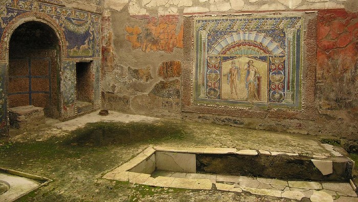 Jejak letusan gunung Vesuvius di Herculaneum (Ercolano) berupa karya seni mozaik Romawi kuno 