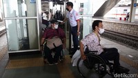 Warga keluar dari lift ramah disabilitas.