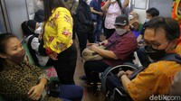 Mereka juga melakukan perjalanan hingga stasiun Kranji.